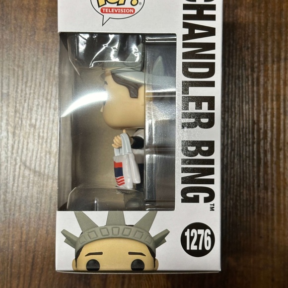 Friends Tourist Chandler Bing #1276 Funko Pop! Vinyl Matthew Perry collectible - Picture 4 of 5